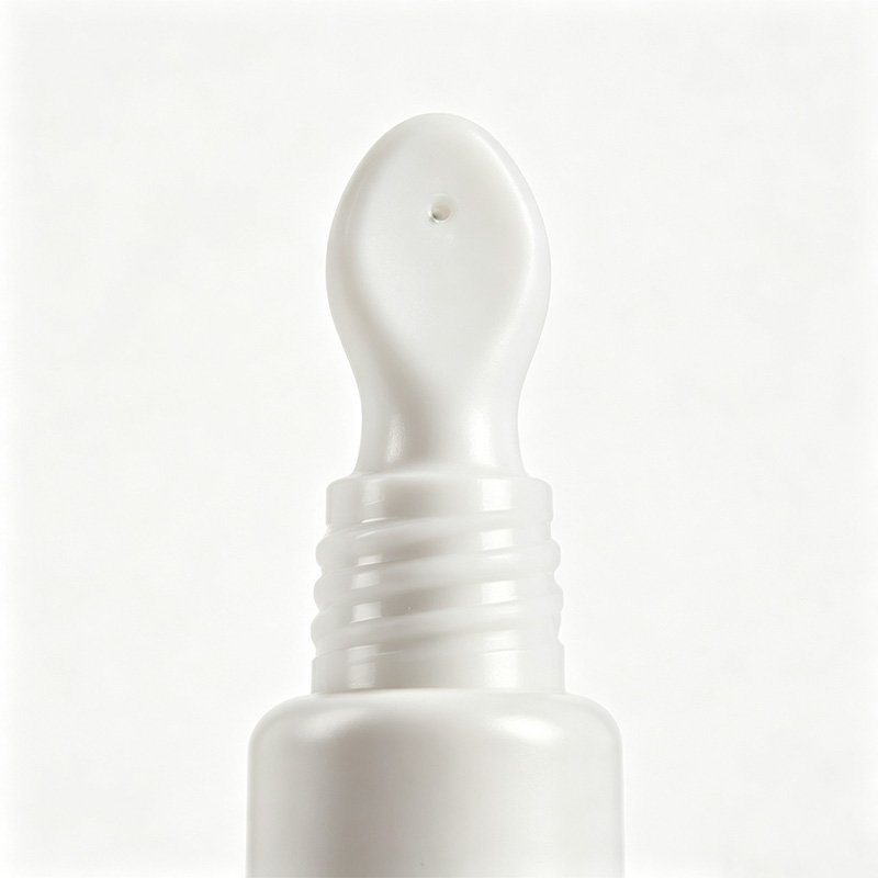 Soft and gentle tip for sensitive areas like around the eyes and lips.