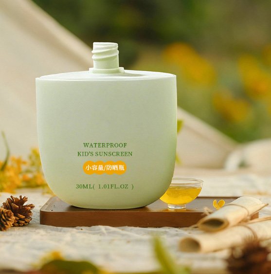 Refillable sunscreen bottle packaging nozzle tip detail